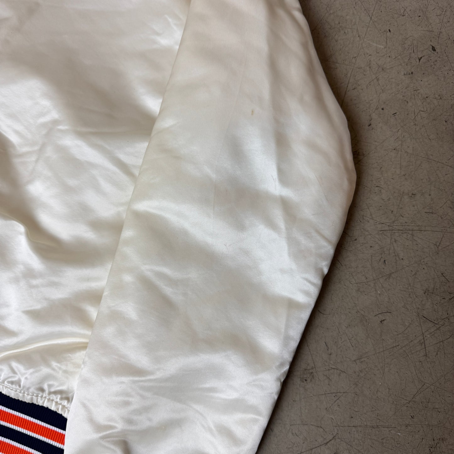 (M) 80s Chicago Bears Proline Starter NFL Satin Bomberjacke Creme