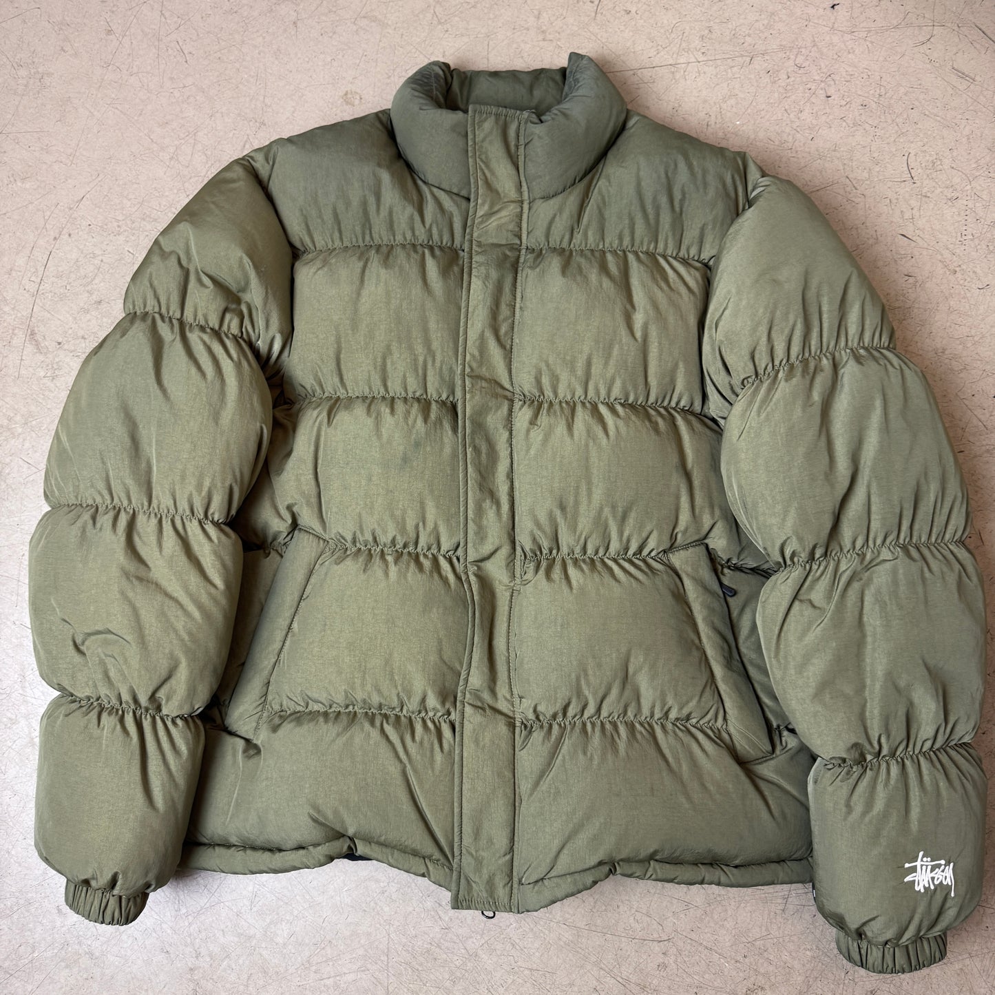 (L) Stüssy Logo Stick Pufferjacke Olive