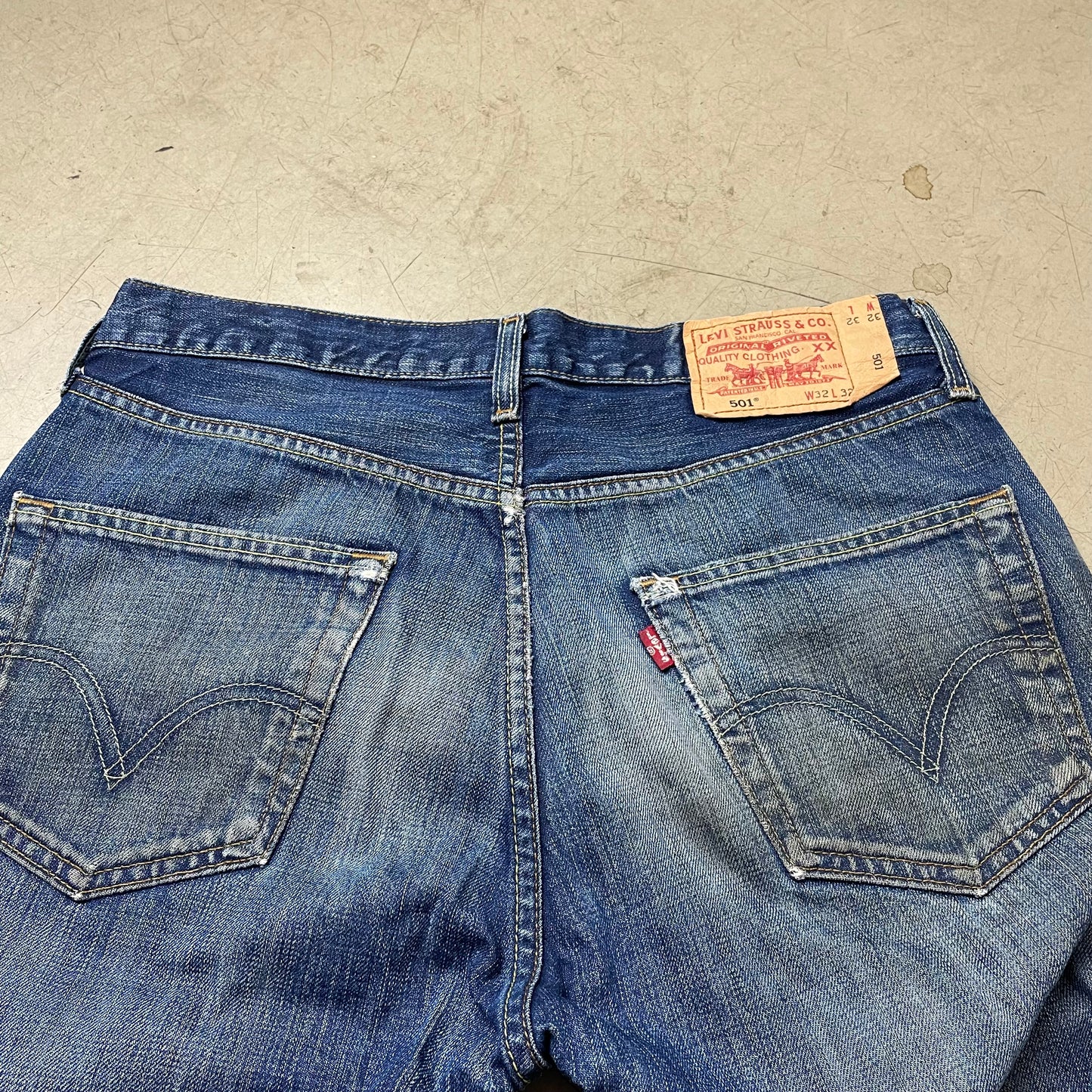 (L) Levi’s 501 Jeanshose faded blau ripped W32L32