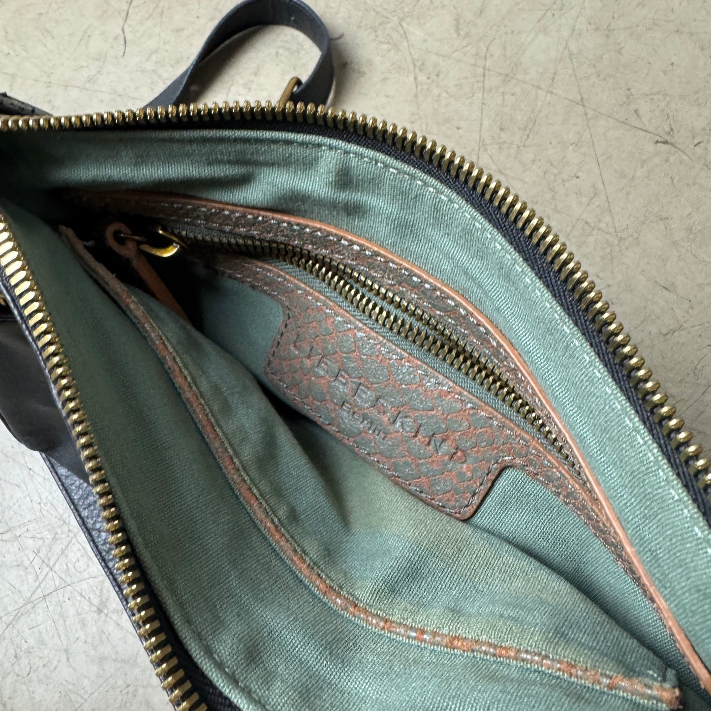 Liebeskind Berlin Leder Side Bag schwarz Double Zip