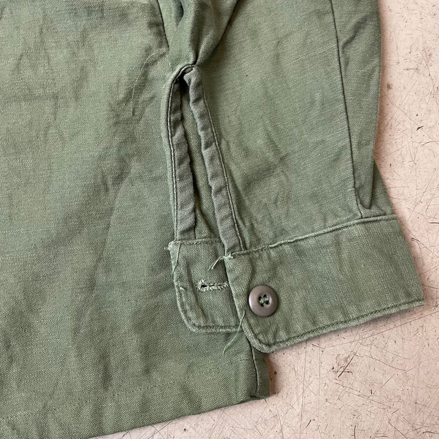 (L) 1970s OG107 Cotton Sateen US Army Hemd grün
