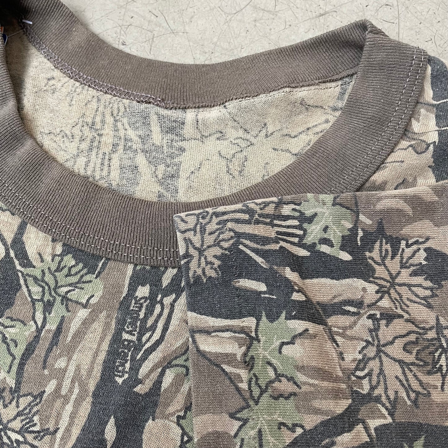 (L) 1990s Single Stitch Camo Realtree Hotel Souvenir Tshirt grün