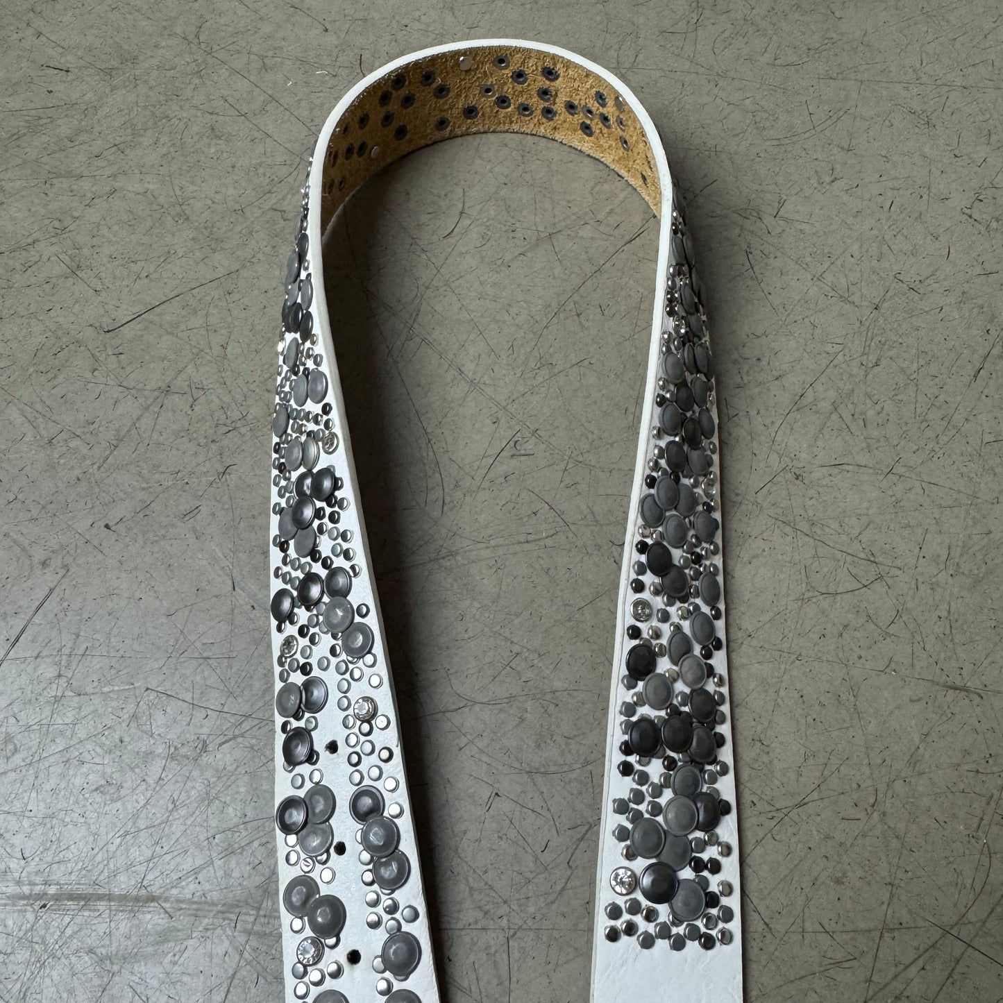 Metall Studded Leder Gürtel weiß grau 101cm
