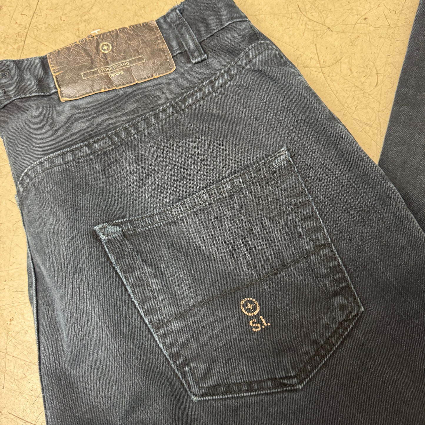 (M-L) Faded Black Stone Island Jeanshose W34