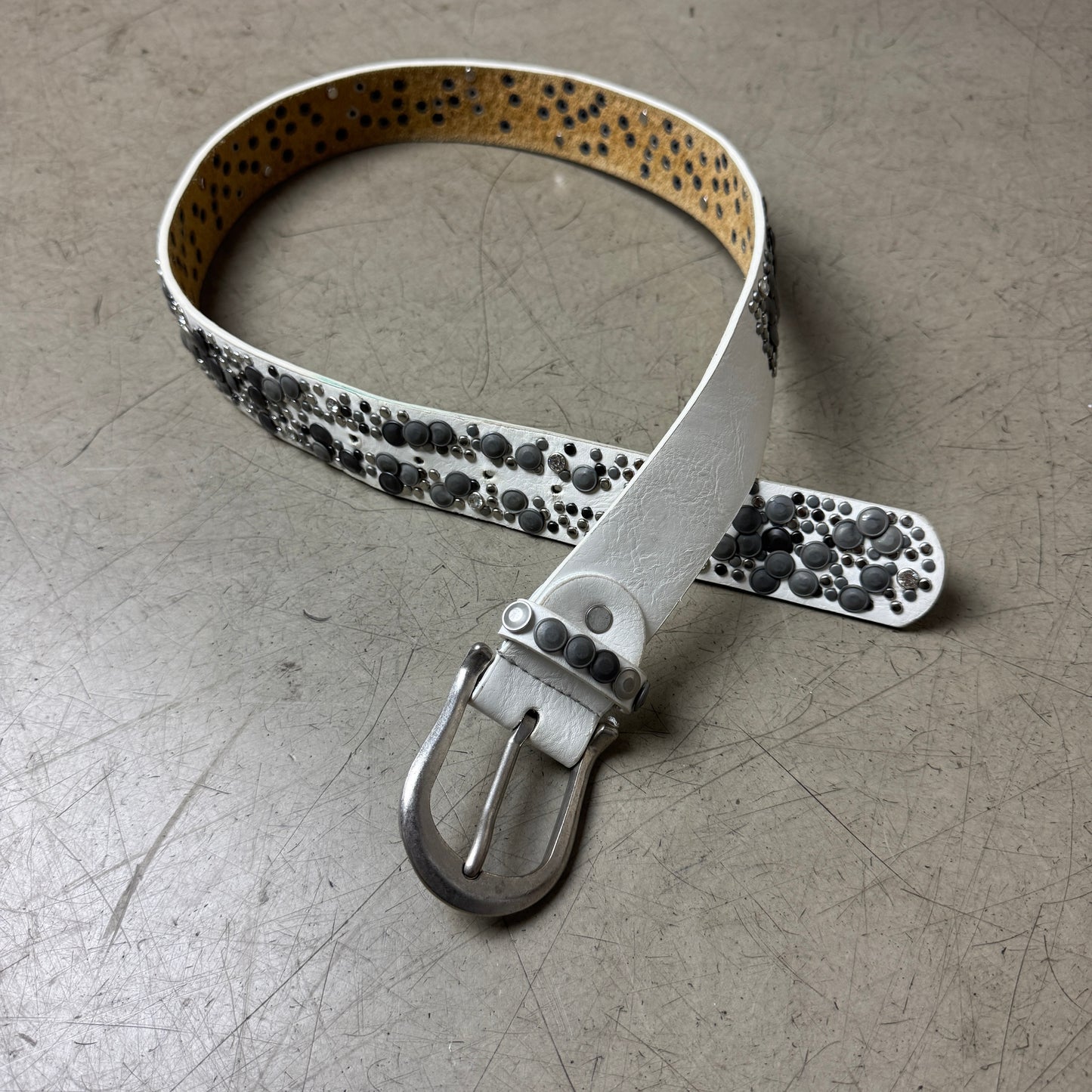 Metall Studded Leder Gürtel weiß grau 101cm