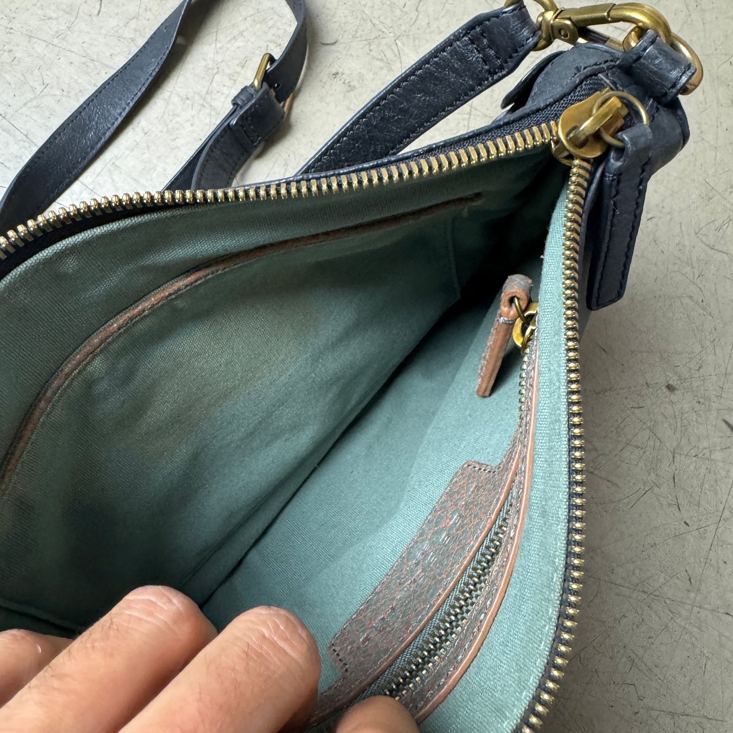Liebeskind Berlin Leder Side Bag schwarz Double Zip