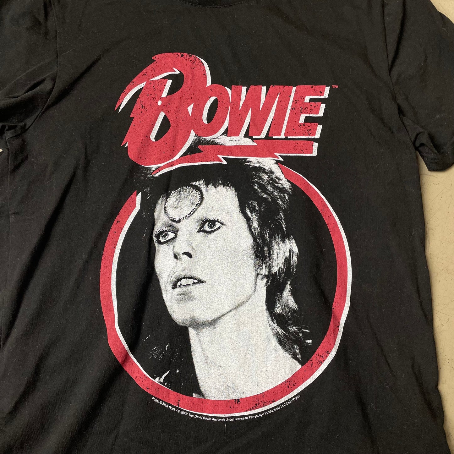 (M) 2021 Bowie Band Tshirt schwarz rot weiß