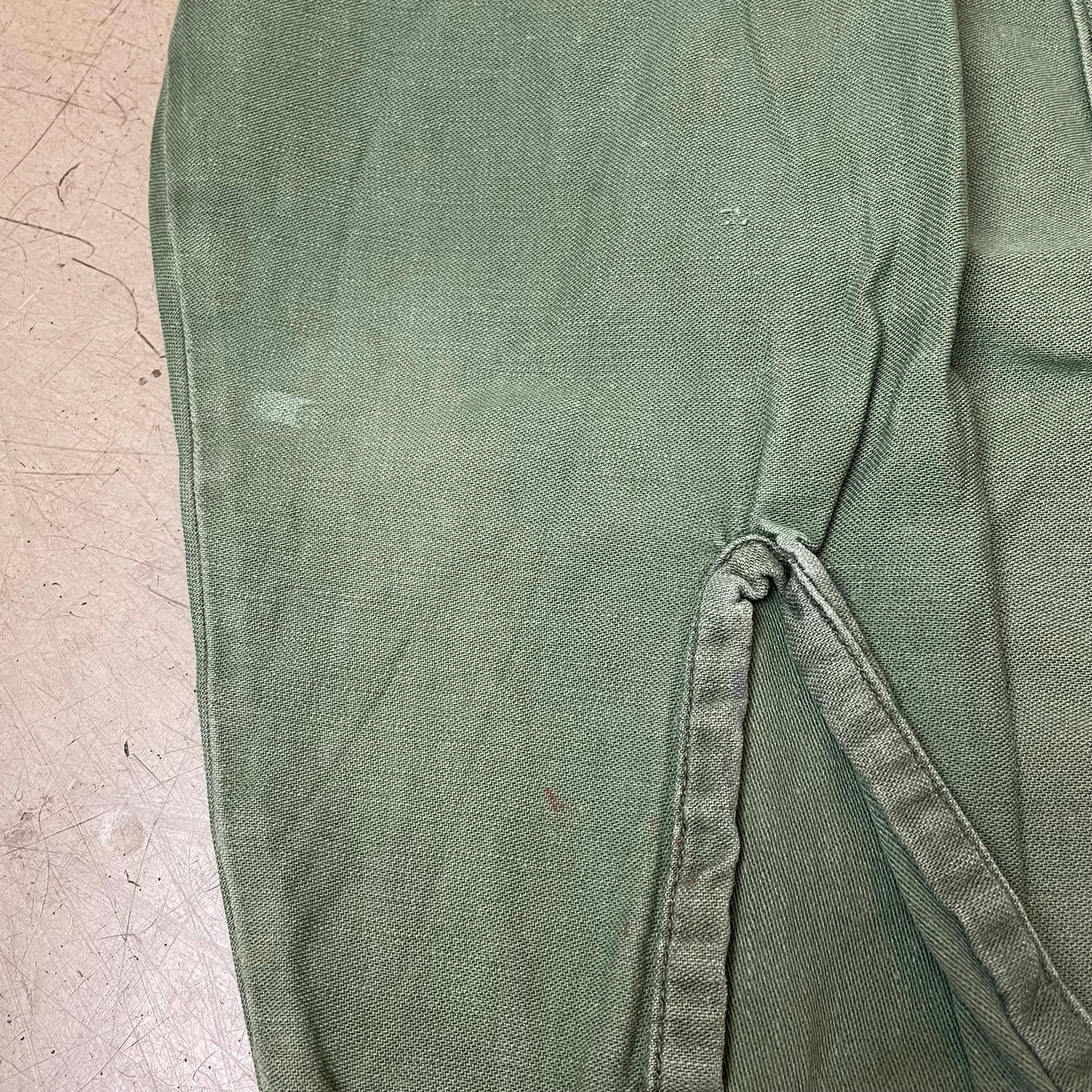 (M-L) 1970s OG107 Cotton Sateen US Army Hemd grün
