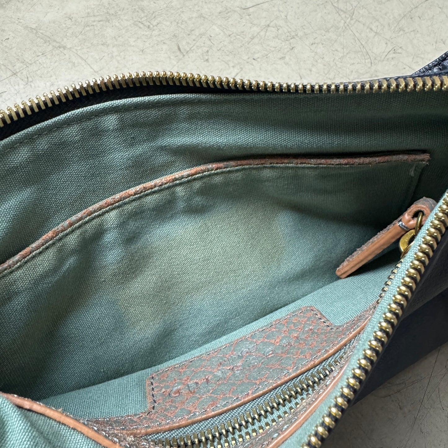 Liebeskind Berlin Leder Side Bag schwarz Double Zip