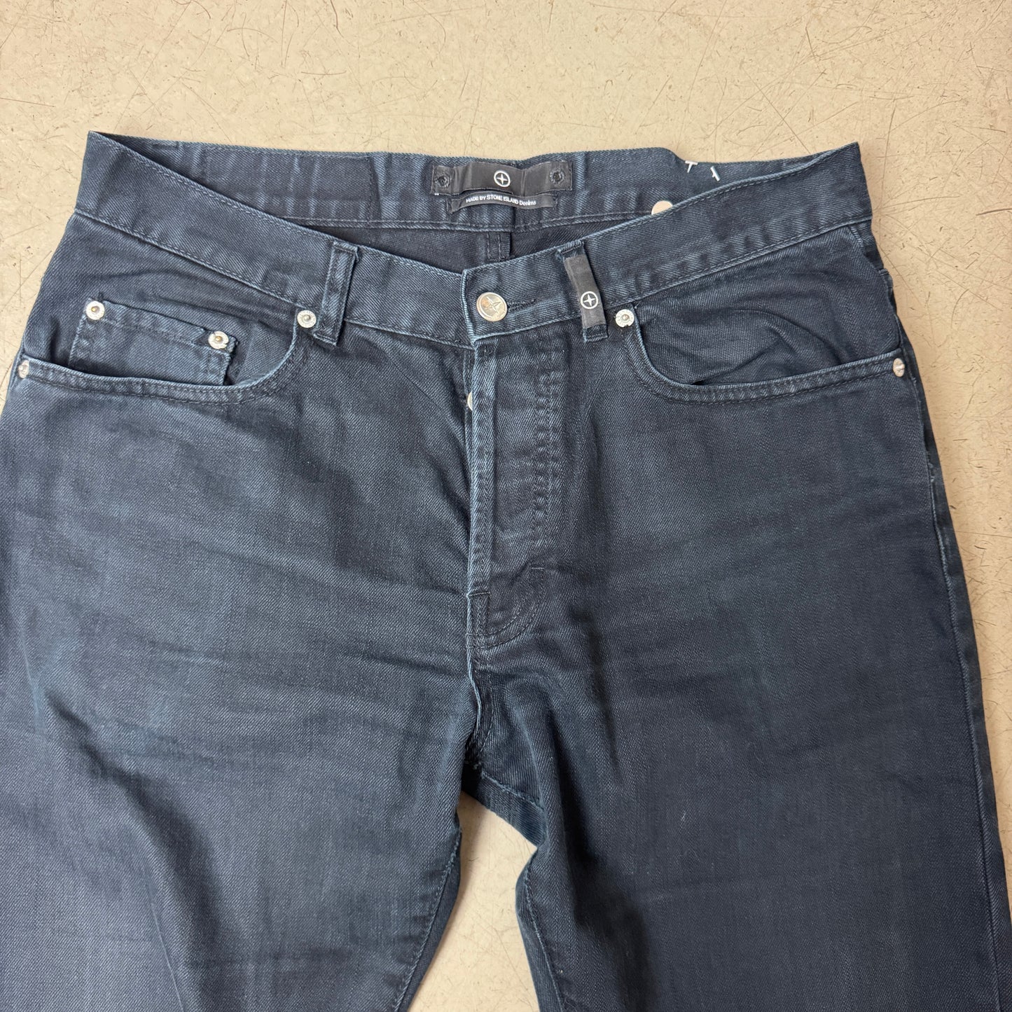 (M-L) Faded Black Stone Island Jeanshose W34