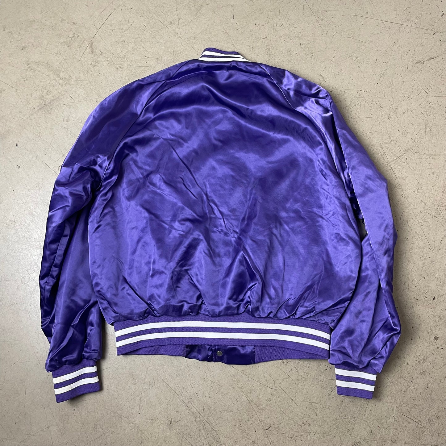 (M) 1990s Chalk Line Furman University College Satin Bomberjacke Lila