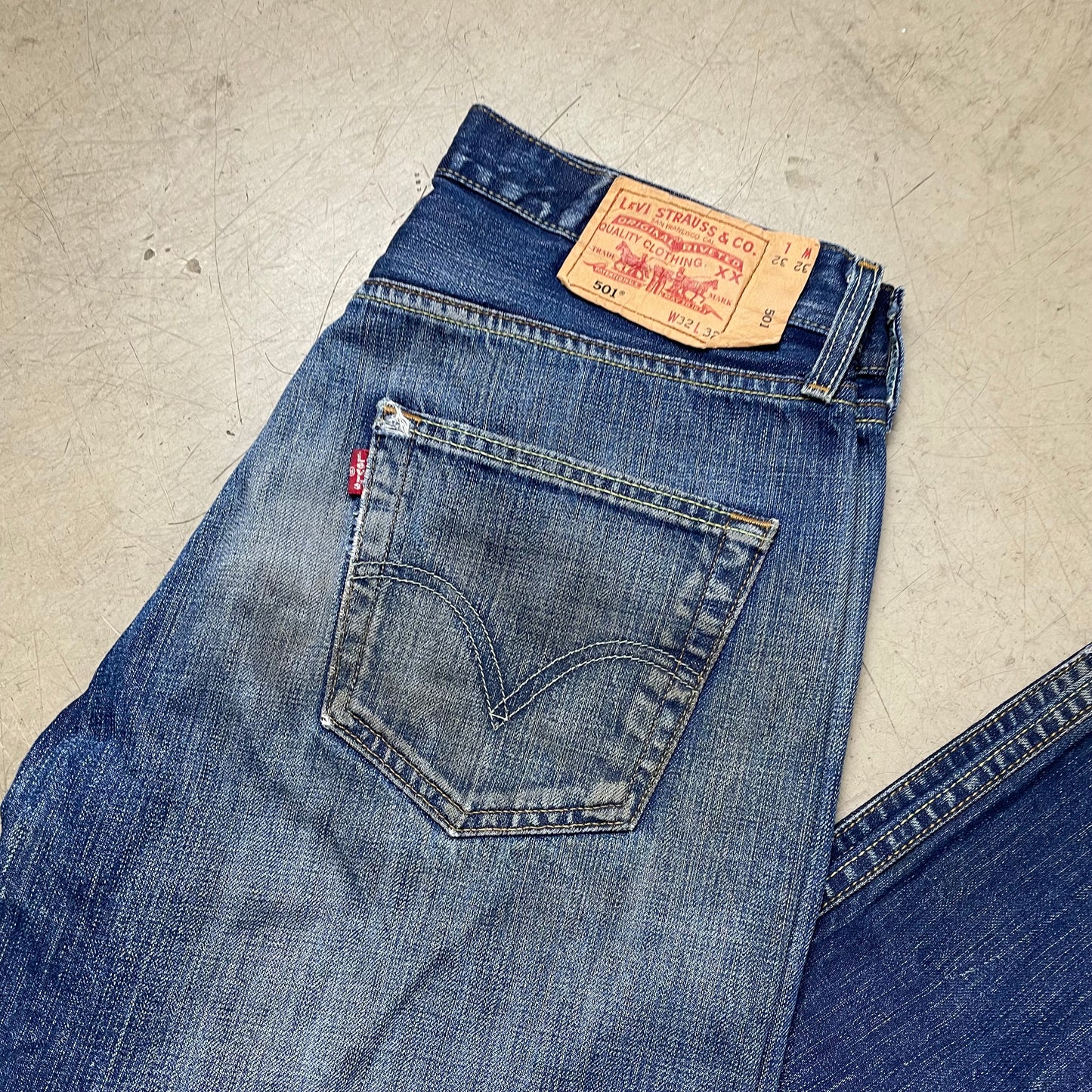 (L) Levi’s 501 Jeanshose faded blau ripped W32L32