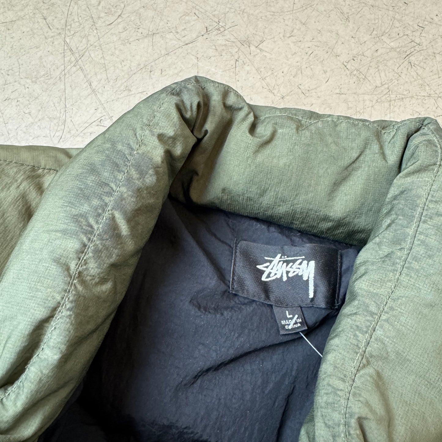 (L) Stüssy Logo Stick Pufferjacke Olive
