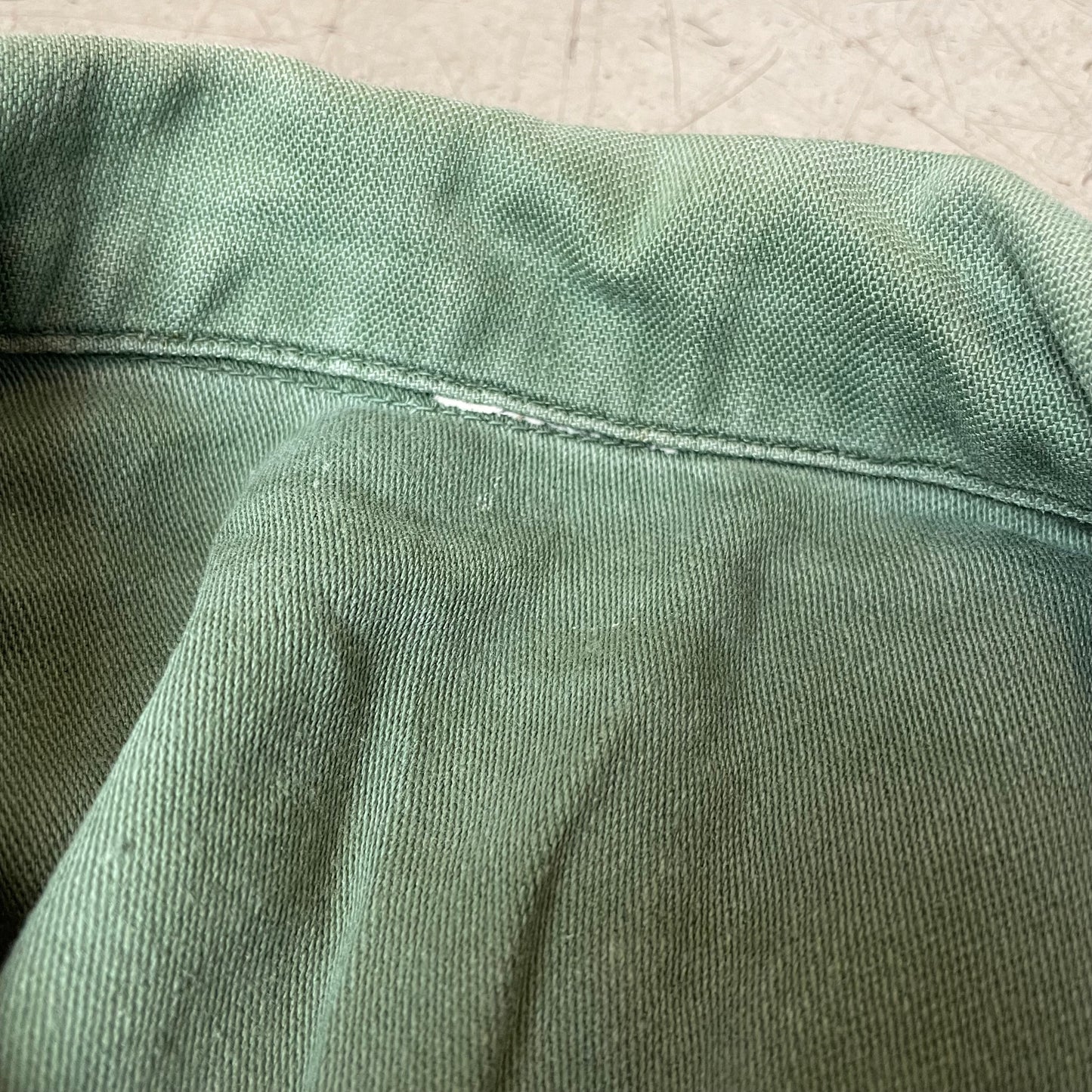 (M-L) 1970s OG107 Cotton Sateen US Army Hemd grün