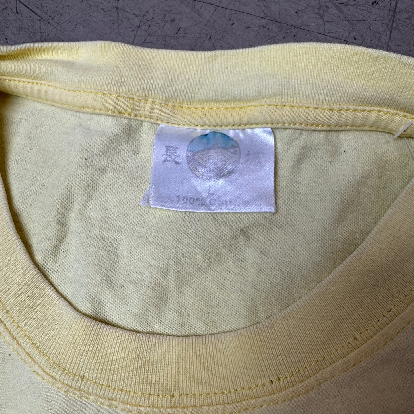 (M-L) 1990s China Great Wall Souvenir Print Tshirt Butter Yellow