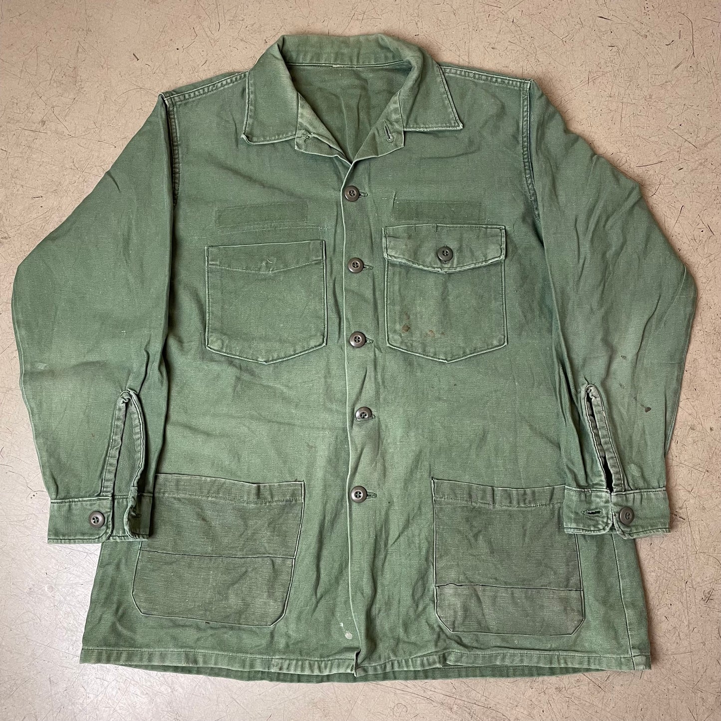 (M-L) 1970s OG107 Cotton Sateen US Army Hemd grün