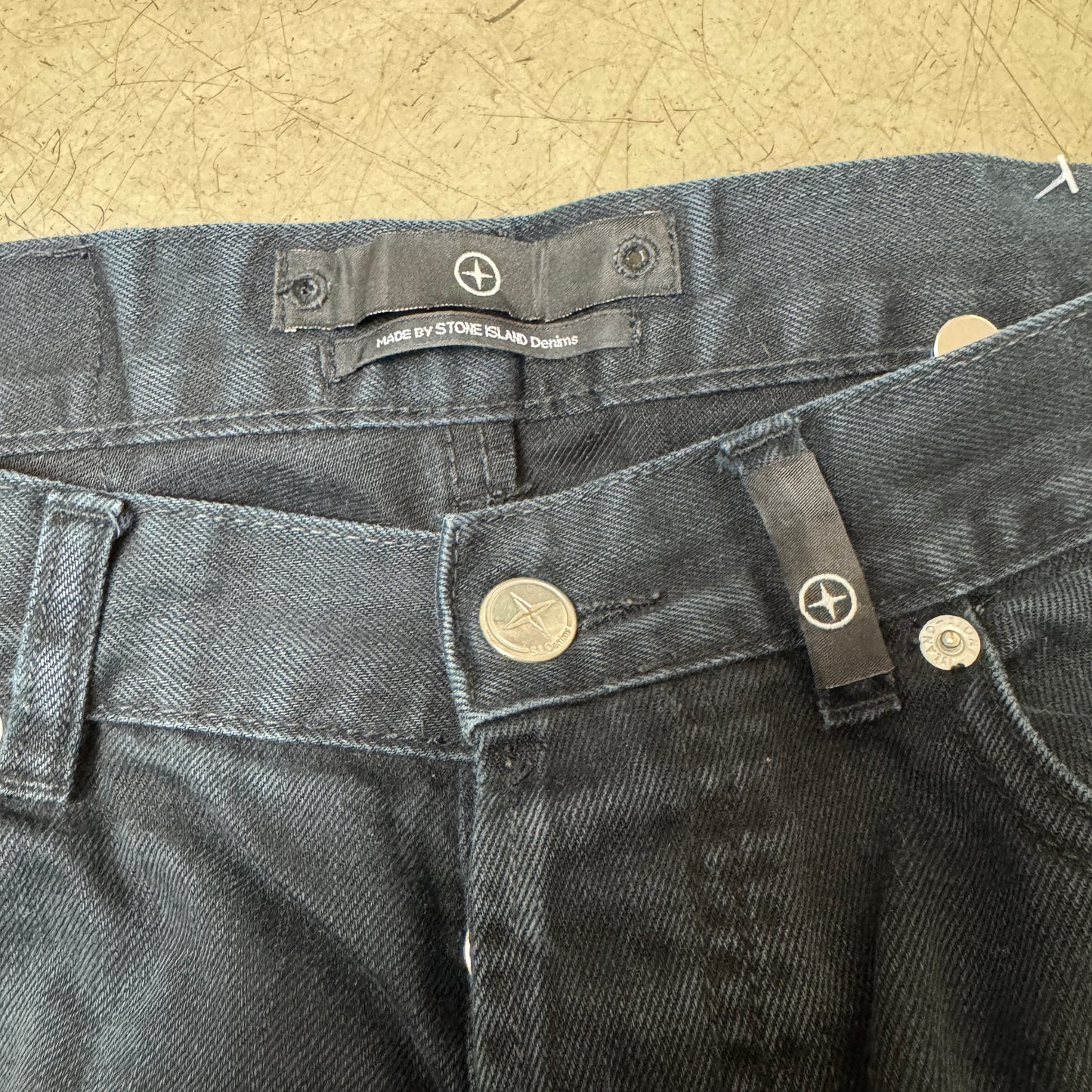 (M-L) Faded Black Stone Island Jeanshose W34