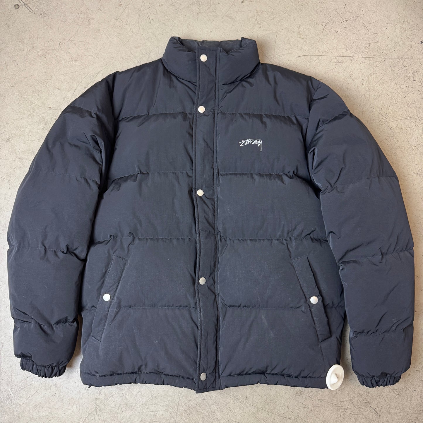 (L) Stüssy Logo Stick Pufferjacke Black
