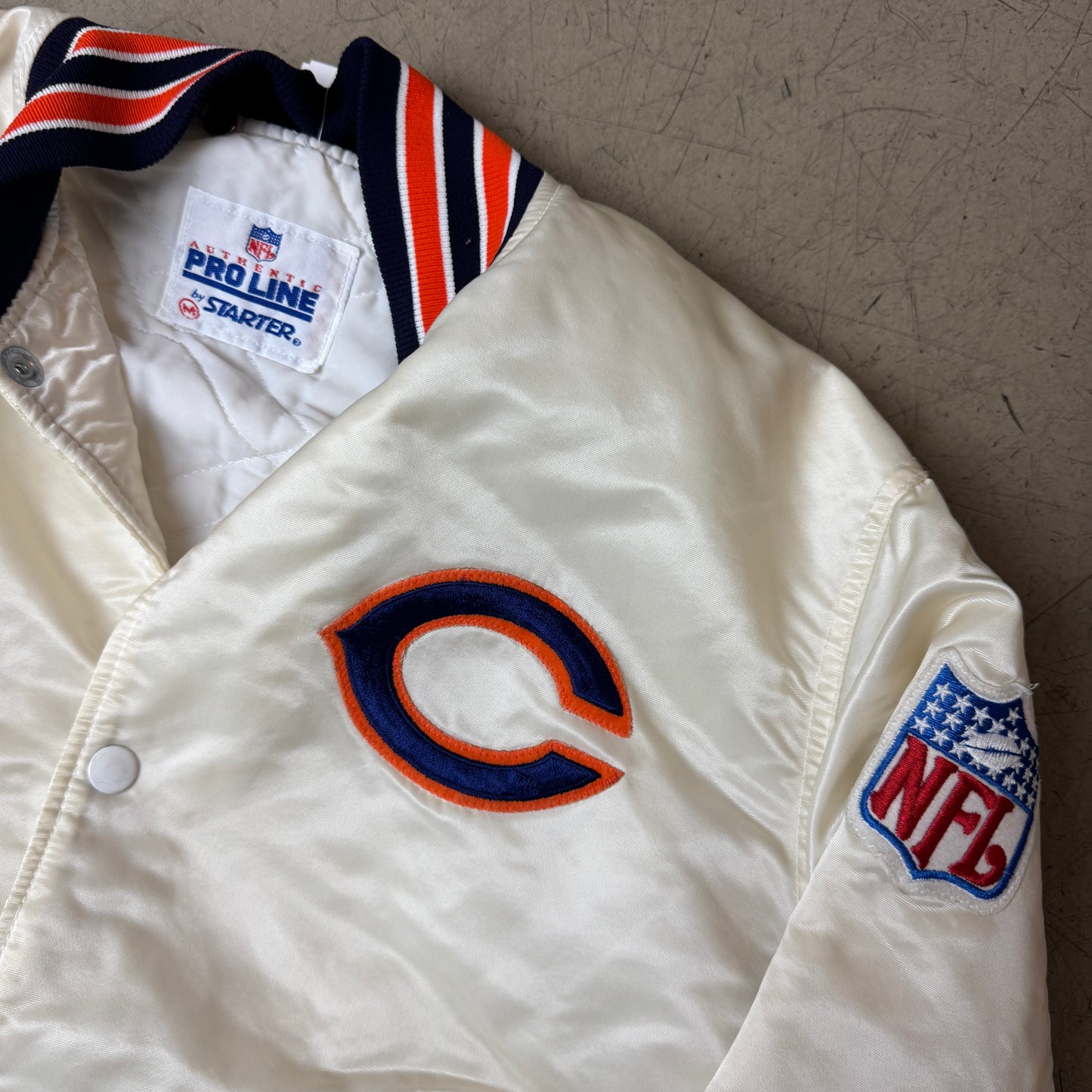 (M) 80s Chicago Bears Proline Starter NFL Satin Bomberjacke Creme
