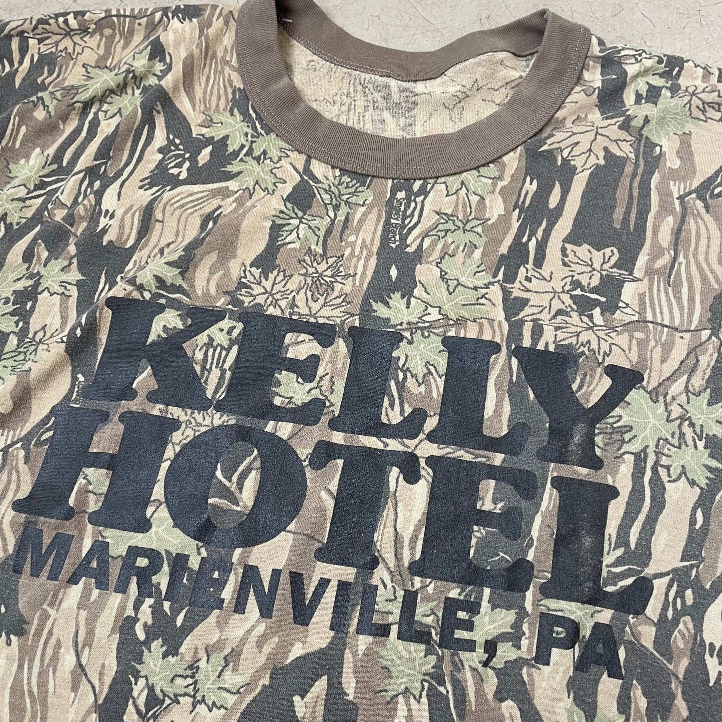 (L) 1990s Single Stitch Camo Realtree Hotel Souvenir Tshirt grün