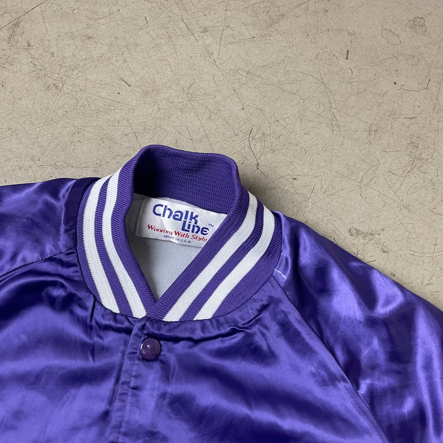 (M) 1990s Chalk Line Furman University College Satin Bomberjacke Lila