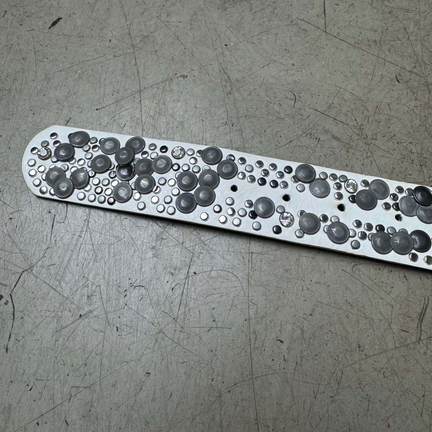Metall Studded Leder Gürtel weiß grau 101cm