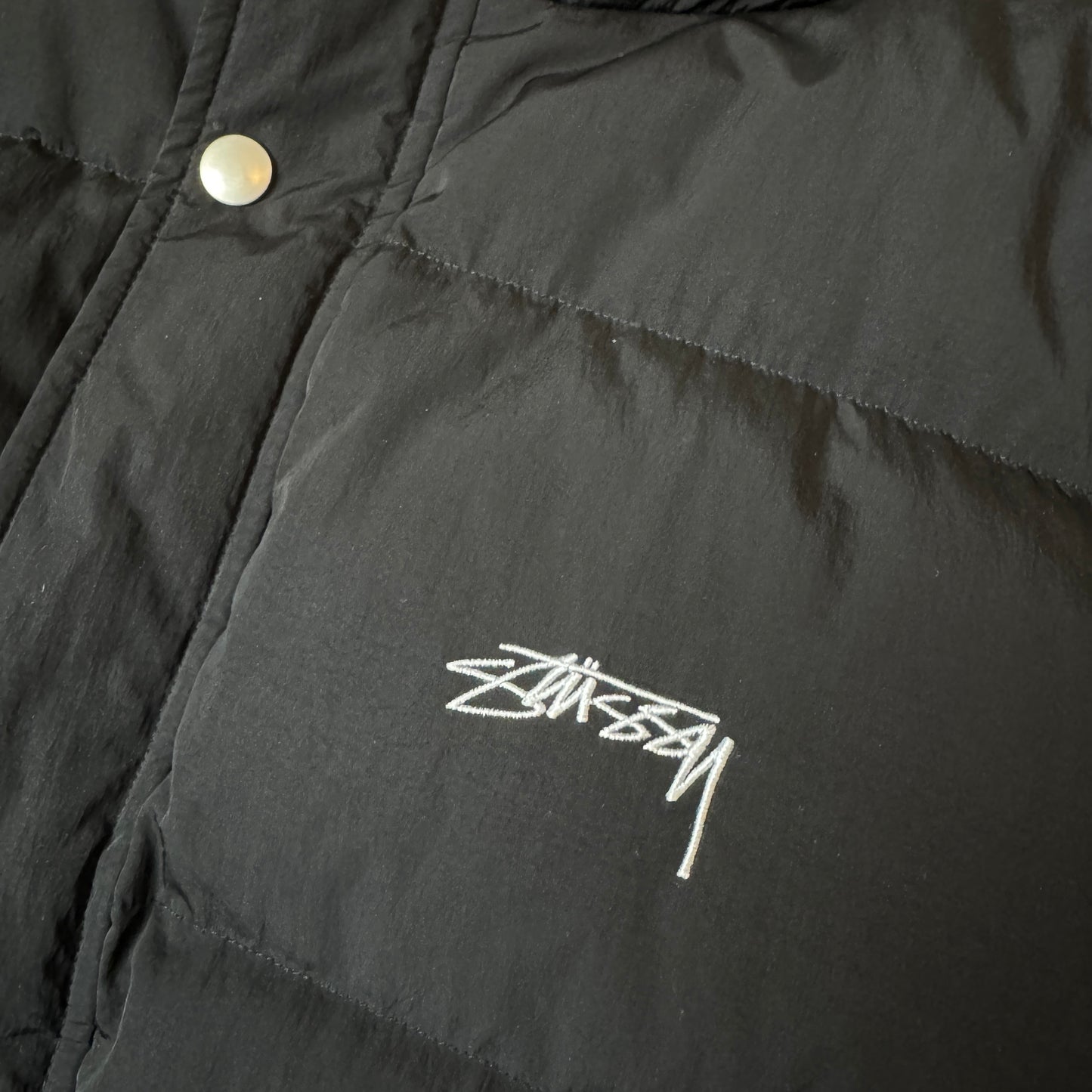 (L) Stüssy Logo Stick Pufferjacke Black