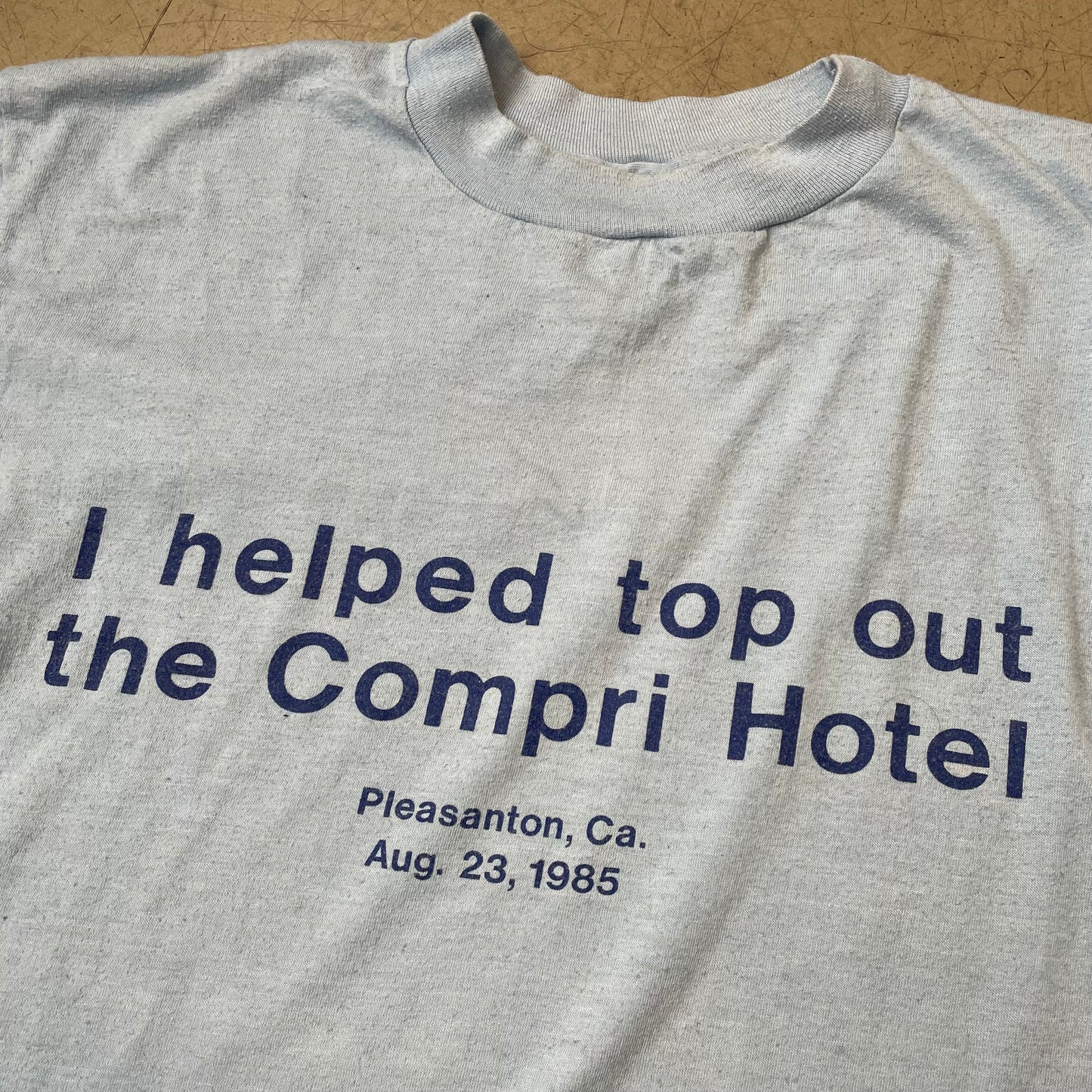 (M-L) 1980s Single Stitch Compri Hotel Souvenir Tshirt hellblau