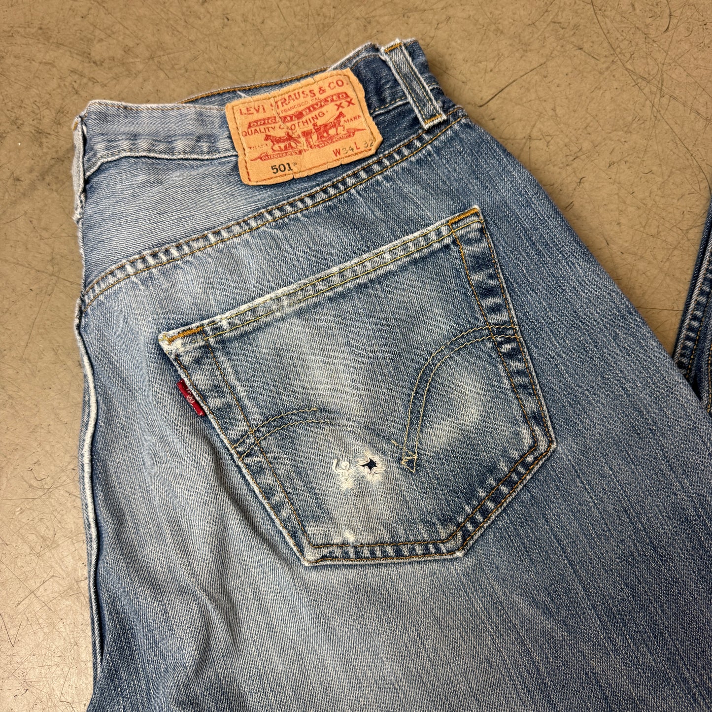 (M) Faded Levi’s 501 Jeanshose blau W34/L32