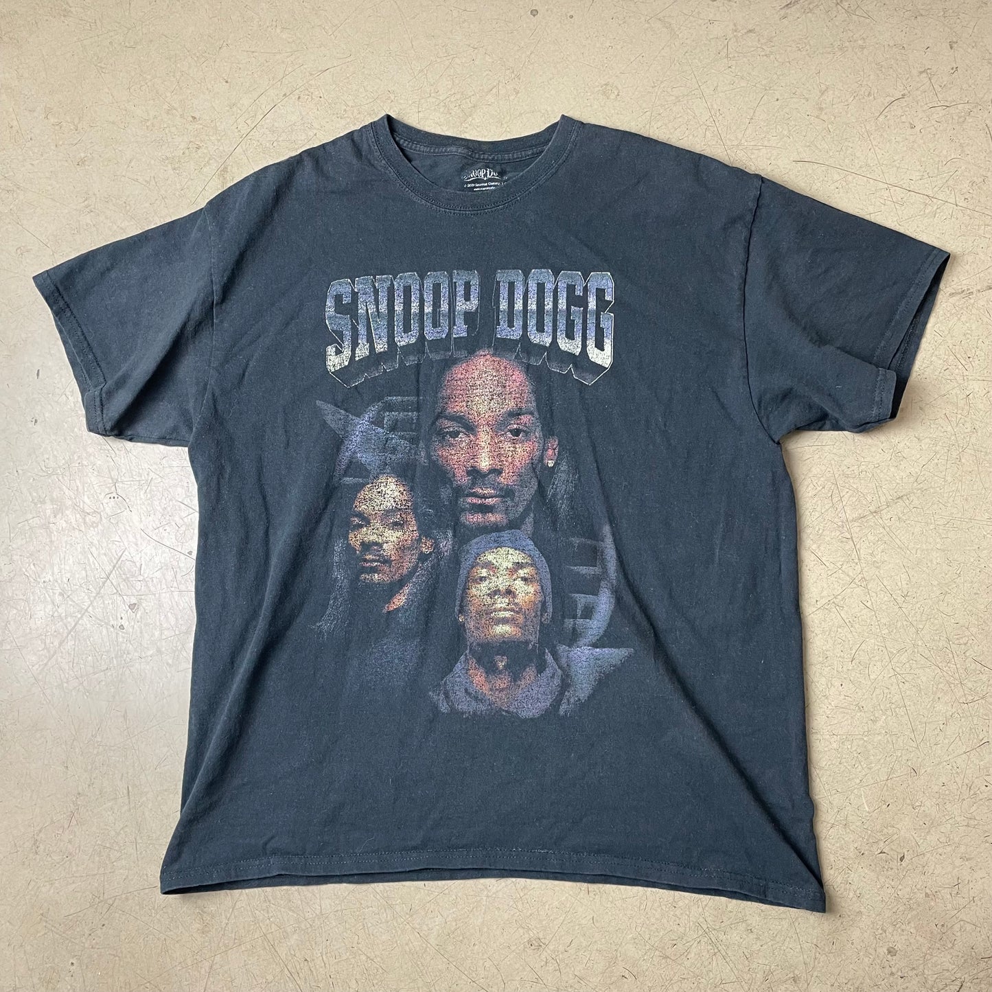 (L) 2020 Snoop Dogg Rap Band Tshirt faded black