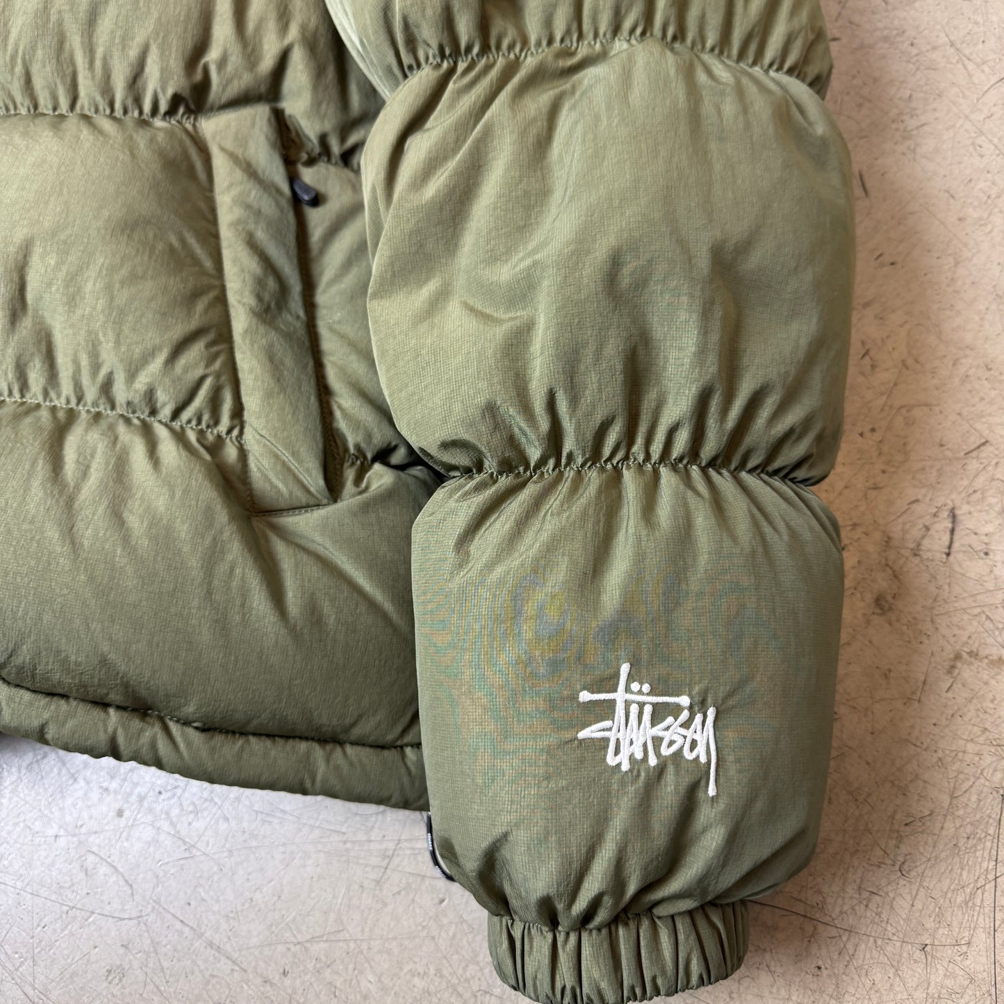 (L) Stüssy Logo Stick Pufferjacke Olive