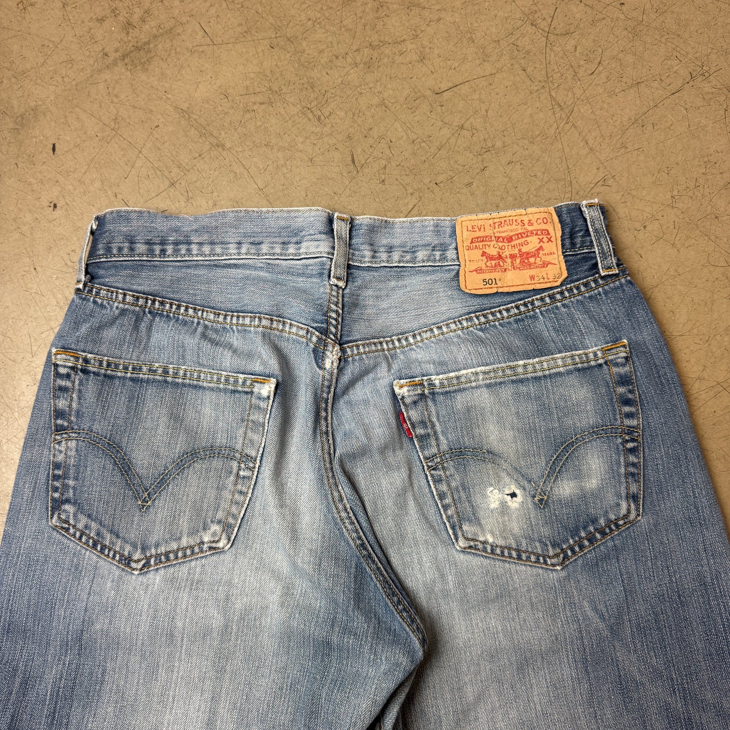 (M) Faded Levi’s 501 Jeanshose blau W34/L32
