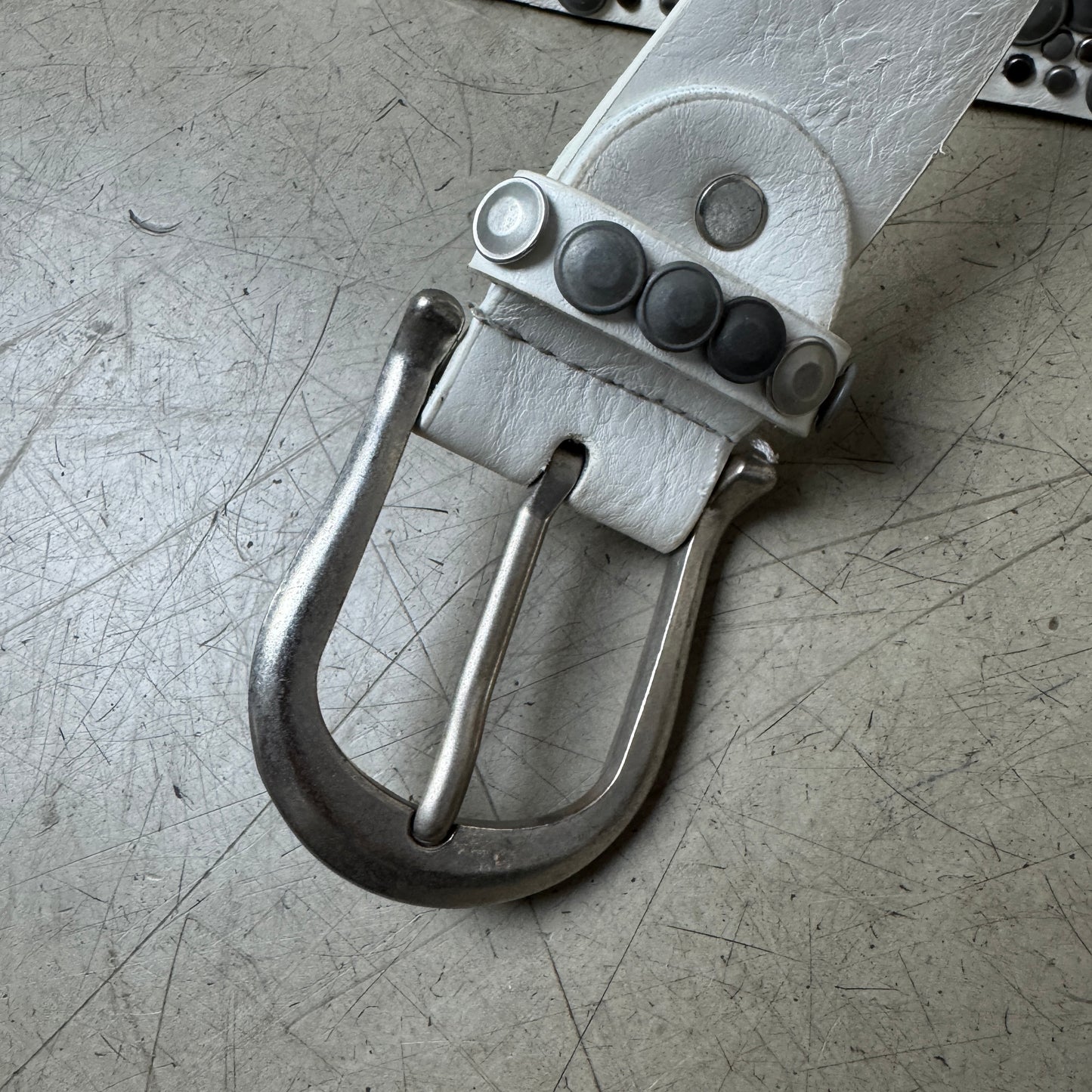 Metall Studded Leder Gürtel weiß grau 101cm